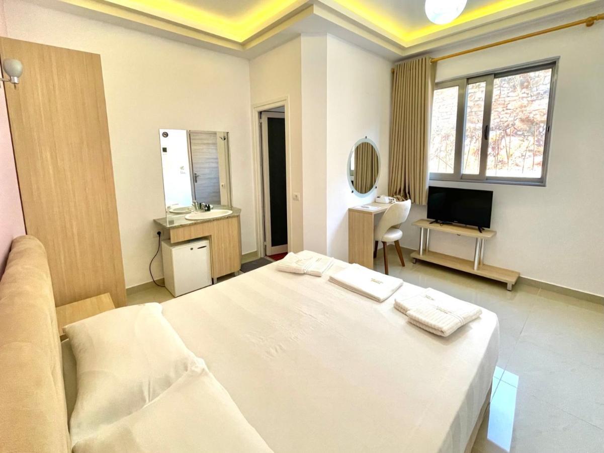 The City Gate Hotel Sarande Bagian luar foto